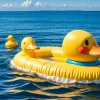 Vacanță cu peripeții: o turistă a zburat spectaculos de pe o rață gonflabilă uriașă
