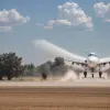 Joc periculos pe asfalt: Aeroportul din Skiathos, Grecia, atrage turisti in cautare de adrenalina extrema langa pista