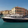 Superiahtul „Koru” al lui Jeff Bezos a sosit la Veneția înainte de nuntă