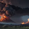 Erupție vulcanică pe insula Flores: Vulcanul Lewotobi Laki-Laki a aruncat o coloană de cenușă de 10 km