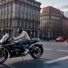 Accident grav în Berlin: Un șofer a lovit un motociclist la o intersecție, acesta este grav rănit