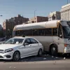 Accident în München: Un Mercedes a lovit un autobuz cu copii, mai multe persoane rănite