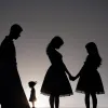 Tragedie în Germania: Soția și gemenii nenăscuți au murit subit – Cum le explică soțul copiilor moartea mamei?