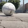 Starul din Premier League Matheus Cunha "face magie" pe beton în vacanță