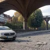 Automobil avariat în Freiburg, Germania, după ce persoane au aruncat cu pietre de pe un pod