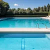 Adio șorturi lungi în piscinele din Franța: Bărbații, obligați să poarte slip de baie din motive de igienă