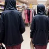 Căutare în Berlin: Poliția caută o femeie suspectată că ar fi instigat copii să fure din magazine