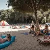 Camping la festival rock și vacanța în Ballermann: Ce au în comun, potrivit expertului