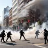 Confruntări violente în Los Angeles: Poliția a folosit gaze lacrimogene și bastoane împotriva protestatarilor