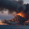 Cargou auto cu peste 3000 de mașini la bord arde și dрейfuiește în Pacific