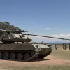 Regele Charles al III-lea, în vizită la militari: a tras cu arma și a primit aplauze