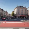Incident periculos în Gelnhausen: Șoferița unui Mazda a trecut pe roșu, evitând la limită o mamă cu copilul ei