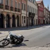 Accident în Apolda: O mașină Seat a lovit o motocicletă Kawasaki, motociclist rănit