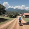 Băiatul din Brazilia care merge la școală călare pe un porc numit Racheta a devenit vedetă pe internet