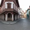 Un sat întreg caută un papagal vorbitor dispărut, pasionat de muzică rock