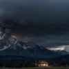 Incendiu major la o alpă din Balderschwang, declanșat de o furtună