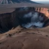 Turistă din Brazilia blocată în craterul vulcanului Rinjani din Indonezia: Operațiunea de salvare, îngreunată de condiții