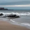 Descoperire macabră pe o plajă din Scoția: un picior uman, cu tot cu pantof și șosetă, a fost adus de valuri