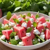 Salată de vară fresh cu pepene roșu și feta: rețetă rapidă cu mentă