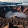 Turistă blocată în craterul vulcanului Rinjani de zile întregi: Echipele de salvare nu pot ajunge la ea