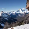 DRAMĂ pe un drum montan din China: O mașină a rămas suspendată deasupra prăpastiei