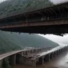 Imagini dramatice în China: Un camion a rămas suspendat deasupra unei prăpastii de 100 de metri după prăbușirea unui pod din cauza inundațiilor