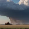 Incendiu puternic în Germania: Un tractor a ars complet pe câmp, pagube de 10.000 euro. Poliția investighează și un furt.