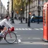 Simon Cowell, surprins pe bicicletă fără cască în Londra: Vedeta TV ignoră riscurile după două accidente