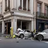 Panică la ieșirea din parcare în Nürnberg: Șoferiță de 84 de ani a intrat cu mașina într-un magazin, un bărbat rănit
