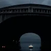 Turiști în stare de șoc: Feribotul s-a apropiat periculos de un pod