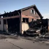 Incendiu major în Bad Kreuznach: un carport a ars, o casă și mașini au fost avariate