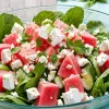 Hitul verii: Salată răcoritoare cu pepene roșu și feta, cu mentă proaspătă