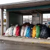 Morman uriaș de gunoi la o stație de autobuz din Berlin: Deșeuri până la acoperiș