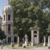 Bărbat reținut în Saarbrücken după ce a provocat distrugeri cu pietre: mașină, toaletă și panou informativ vandalizate