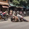 Imagini șocante din India: Un SUV scăpat de sub control era cât pe ce să lovească un copil. A ratat la limită!