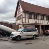 Accident bizar în Germania: O mașină cu remorcă s-a rostogolit din parcare și a aterizat pe acoperișul unei firme
