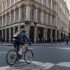 Vedeta TV Simon Cowell, surprins din nou mergând pe bicicletă fără cască în Londra