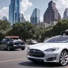 Start haotic pentru robotaxiurile Tesla: Frânări bruște, depășiri riscante și investigație oficială