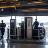 Alertă la aeroport: Un power bank a luat foc, pasagerul a făcut o criză de nervi la controlul de securitate