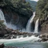 Pericol la abis: Un bărbat prins disperat în râu, la marginea unei cascade gigantice