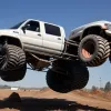 Roata unui monster truck a zburat într-o parcare din Washington și a avariat mașini la un spectacol