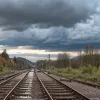 Furtuna a creat haos feroviar în Germania: Mecanicul de locomotivă a eliberat manual șinele de crengi