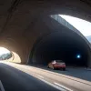 Video Spectaculos: O Dronă a Zburat cu Viteză Printr-un Tunel Montan Îngust din China