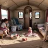 Vacanța cu copiii: De ce visul de relaxare se transformă în haos? Confesiunile sincere ale unei mame