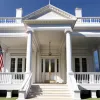 Donald și Melania Trump au surprins cu un sărut rar la Casa Albă