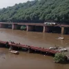 Tragedie în India: Cel puțin 10 morți după prăbușirea unui pod în timpul orei de vârf în Gujarat