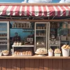 Chioșc gratuit deschis doar o oră: O femeie oferă delicatese din fereastra bucătăriei în fiecare weekend