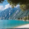 Interdicție de scăldat pe un segment de plajă popular de la Lacul Garda, Italia: Turistii riscă amenzi