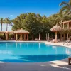 Războiul șezlongurilor la piscină: Un sfert dintre turiști recunosc că își rezervă locul cu prosopul de dimineață