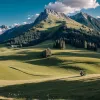 Miracol în Alpi: Un bebeluș de 10 săptămâni a supraviețuit unei căderi de 50 de metri